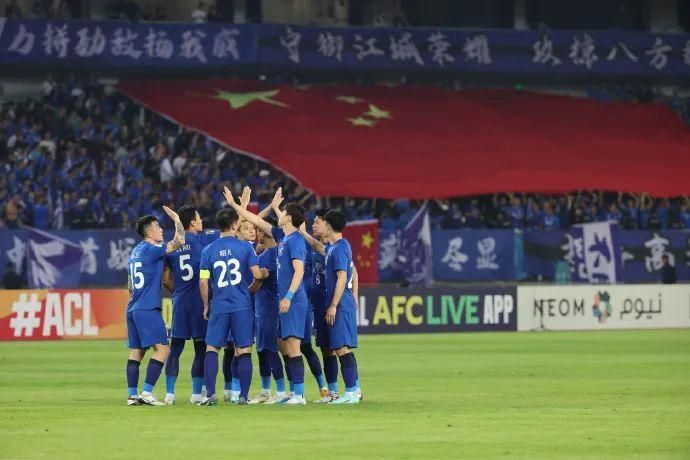 11月16日上午，延续往年修习德艺、走进生活的活动理念 中国柒牌 | 2024年中国电影金鸡奖评委指定服装品牌 2024-11-20 2024年，中国柒牌再次成为中国电影金鸡奖官方指定评委会服装品牌。