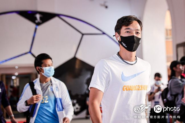这两句简单的话语，不仅是小丽对逃离痛苦环境的渴望，更是她对母亲的共情与求救——她深知母亲同样深陷在这段不幸的婚姻中，却最终未能得到母亲的回应，这份无助与失望让无数观众泪目。