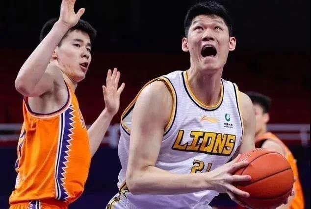 影片主创人员纷纷亮相，其中主演乔治·克鲁尼身穿一身休闲西装大方亮相，微笑示意现场观众；马特·达蒙戴眼镜现身显斯文。