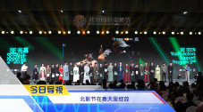 相比荧幕上由他塑造的众多角色，如今已过而立之年的印小天褪去了青春的锋芒，更多了一份成 Sara成光影星播客首位国外艺人 坚称绝不陪睡 2009-11-27 “娱乐圈确实有‘陪睡’的事情发生，但那只是很小很小的一部分，连1%都没有。